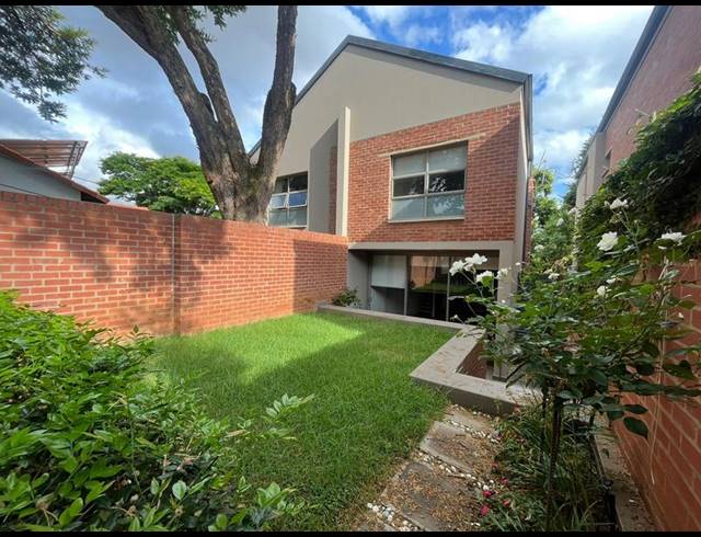 3 BEDROOM DUPLEX FOR SALE IN MENLO PARK